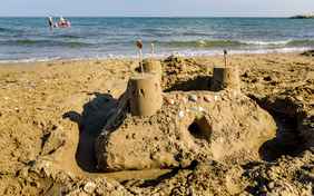 Sandburgen bauen am Strand - Foto: Bethel Fath